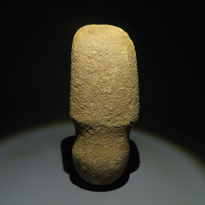 新石器时代 石头 工具。公元前 3000-1500 年。长 18.5 厘米。