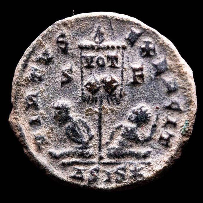 Romarriket. Licinius I (AD 308-324). Follis Siscia mint. VIRTVS EXERCIT / S - F / ASIS✱ Vexillum inscribed VOT / XX between two captives.
