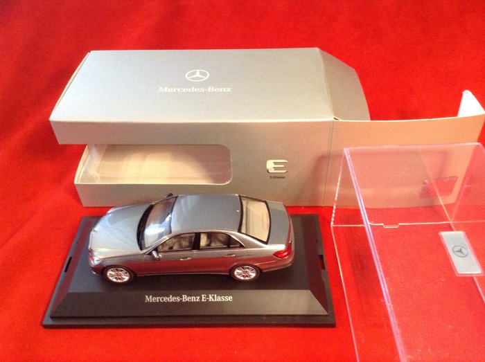 Schuco 1:43 - 1 - Machetă mașină - Mercedes benz Promotional Model in MB Dealership box - ref. # B6 696 0207 - Mercedes Benz Clasa E Sedan Sedan 2012 - med. întâlnit. gri