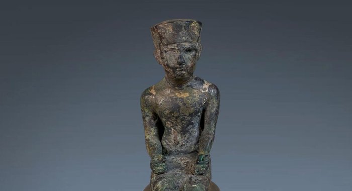 Oud Brons Zittende figuur uit Egyptisch brons van Amon, koning der goden, H. 17,6 cm, Saite-periode, circa - 17.6 cm