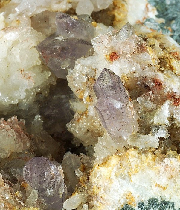Amethyst Kristalle auf Muttergestein - Höhe: 90 mm - Breite: 80 mm- 650 g - (1)