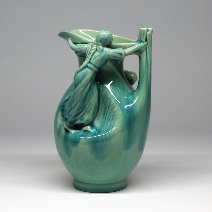 Zsolnay Lajos Mack (1876-1963) - 玻璃水瓶 - Vase with two harvest women - 瓷器