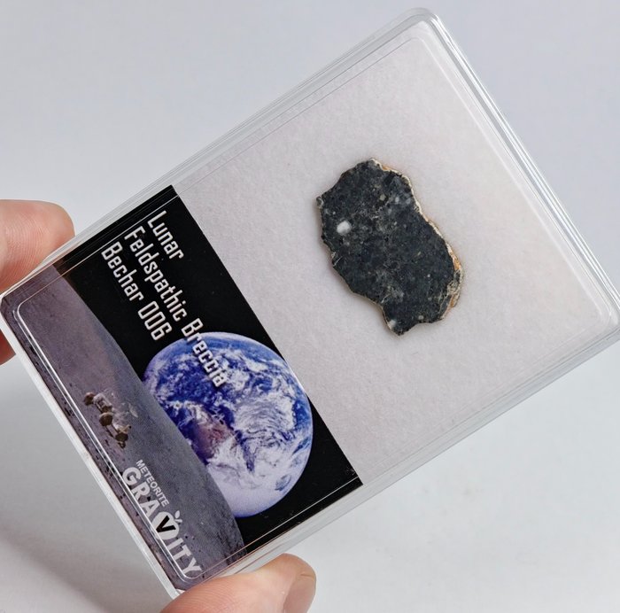 Księżycowy meteoryt Bechar 006, w pudełku ekspozycyjnym. Kawałek części - 2.03 g