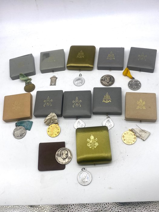 Colecție tematică - Lot de 12 medalii papale și diverse