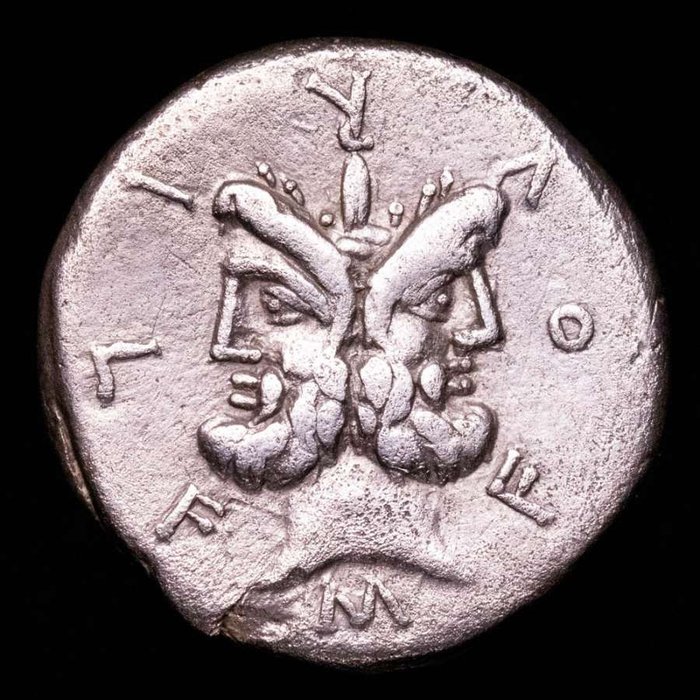 República Romana. M. Furius L.f. Philus, 120 BC. Denarius serratus Minted in central Italy, 119 B.C. Roma standing left, holding spear and crowning trophy of Gallic