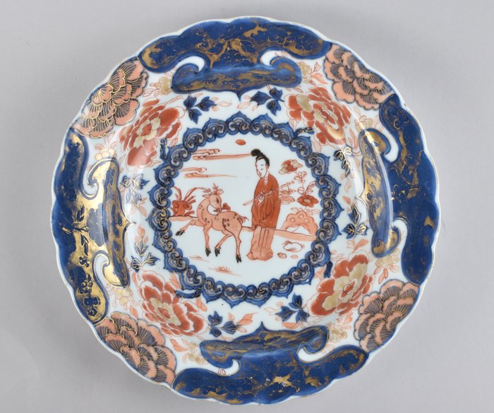 Dish - A LARGE IMARI DISH DECORATED WITH A LADY AND A DEER - Porcelain