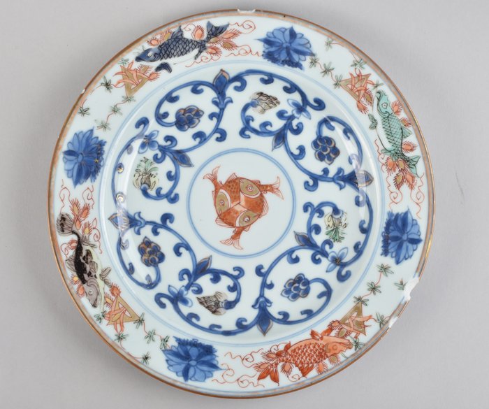 Plato - Decorated in the famille verte palette with fish - Porcelana