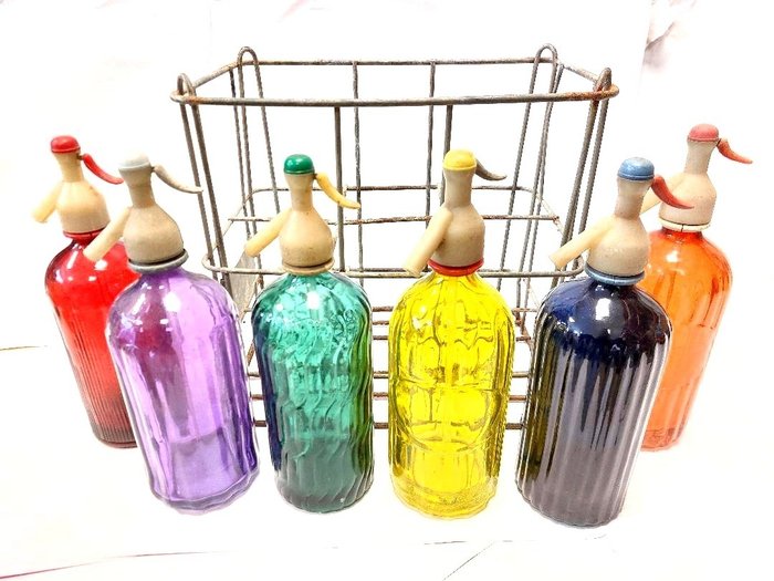 Flaske - sett med seks vintage sifoner og metallkurv