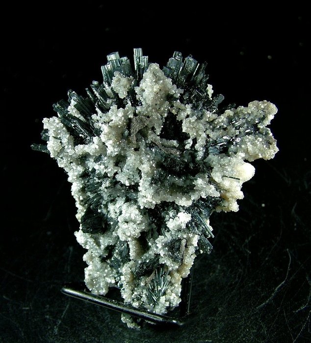 CW1074 Vakker prøve av Stibnite med Berthierite og Calcite Krystallklynge - Høyde: 98 mm - Bredde: 82 mm- 157 g - (1)