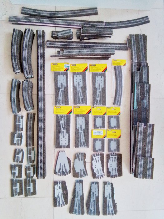 Noch H0 - Model kolejowy (90) - Około 90 części styropianowego podłoża balastowego do szyn K