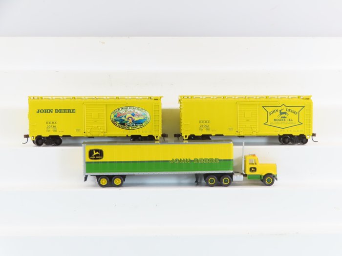 Athearn H0 - 8192/8174/8175 - Modellbahn-Güterwagen (3) - 3-teiliges Set mit 4-achsigen „Boxcars“ und LKW mit „John Deere“-Aufdruck - DERX