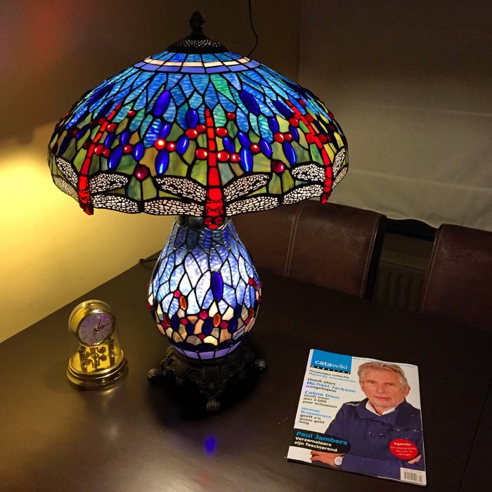 Tiffany stijl tafellamp Studio "BLUE DRAGONFLY" lamp met drie lichtpunten Ø 46x65cm! - Bordlampe - Farget glass
