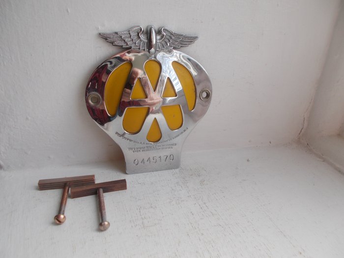 Arvomerkki AA chrome on brass and enamel car badge 1945 to 1957 with original fixings and rivets - Yhdistynyt kuningaskunta - 1900 - keski (2. maailmansota)