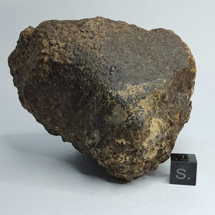 Meteorit Közönséges kondrit. Ne foglaljon le árat. - 639 g - (1)