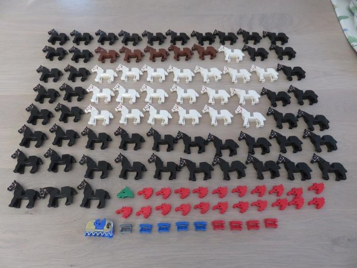 Lego - 104 stuks Lego , Paarden + Helmen en Zadels