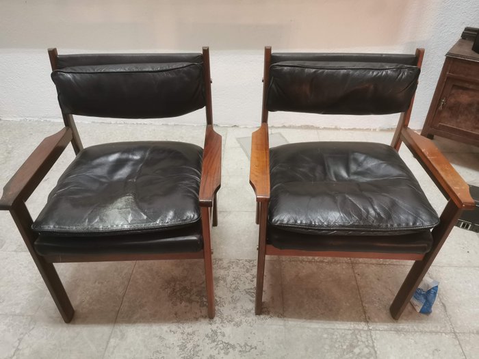 Armchair - Two leather and wood armchairs