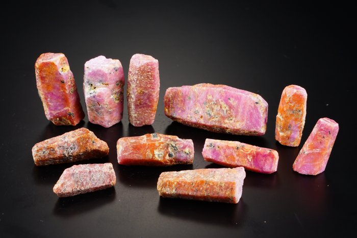 CORUND var RUBY Naturkristall – fluoreszierend im UV - kein Mindestpreis- 68 g - (11)