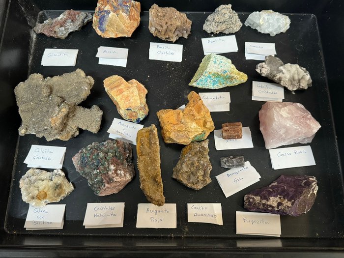 Mineralen Kristal op matrix - Hoogte: 5 cm - Breedte: 5 cm- 9000 g - (18)
