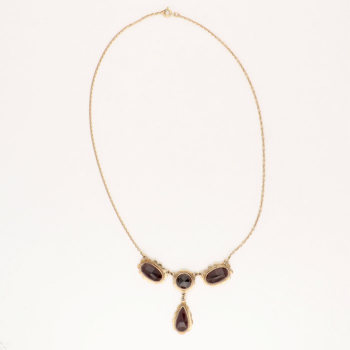 Necklace - Yellow gold  15.85ct. Mixed shape Garnet 
