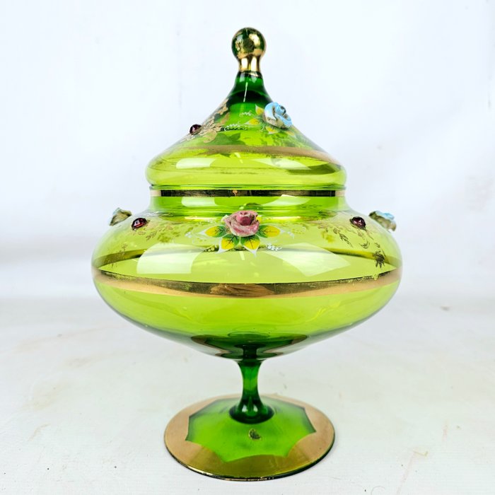 Authentic Venetian green glass bowl with lid decorated with flowers Approx. 1960 - 大淺盤 - 玻璃