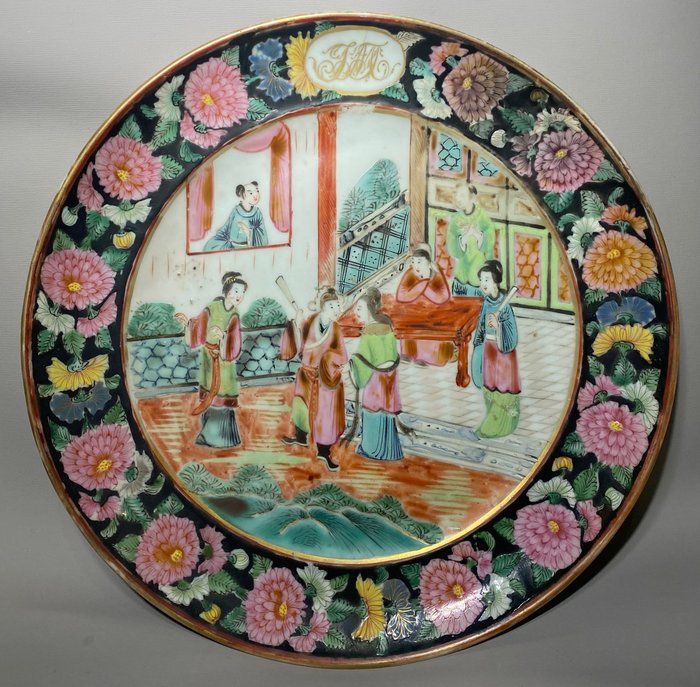 Assiette - Scène avec Personnages - Avec Initiales Dorées - Porcelaine - Canton - Chine - XIXe siècle