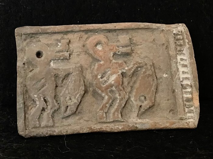 Sigillo con francobollo della cultura Chimu raffigurante due uomini-uccello che tengono in mano dei Terracotta -
