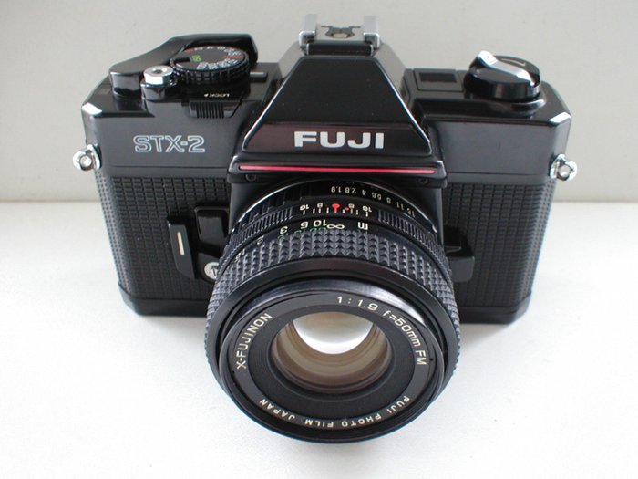 Fuji STX-2 reflexcamera met X-Fujinon 50mm F/1.9 FM lens Et objektiv speilreflekskamera (SLR)