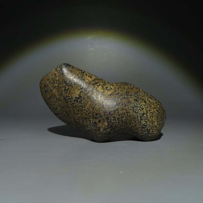新石器时代 石头 动物形状的工具。公元前 3000-1500 年。长 9.5 厘米。