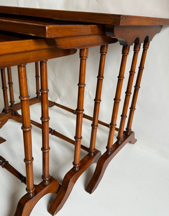 Tavoli impilabili (3) - Tavolini impilabili, legno intagliato di mogano - metà del XX secolo - Legno, Mogano