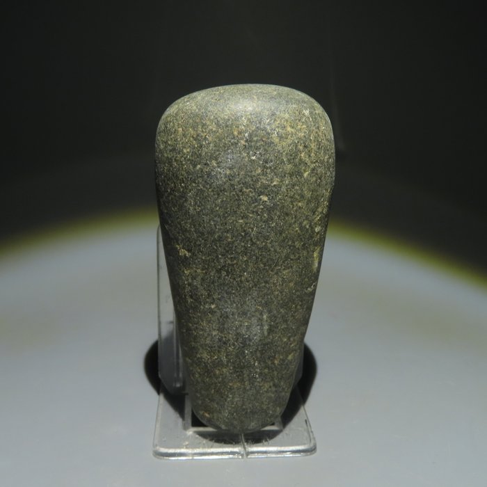 新石器時代 石 工具。西元前 3000-1500 年。 9.4 公分長。