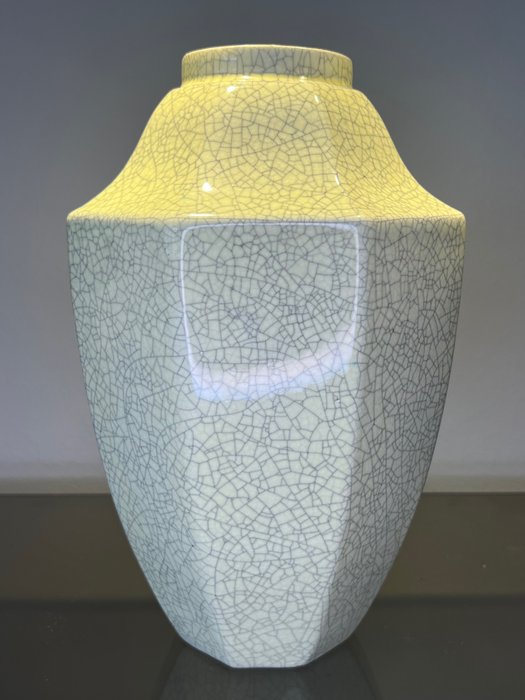 Keramis Boch, Boch Frères, Keramis Charles Catteau - Vase -  Ottekantet vase med monokrom firkantet skulder  - Flødefarvet fajance