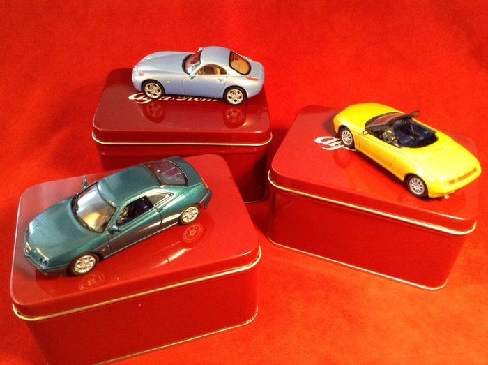 Solido 1:43 - 3 - 模型汽车 - Alfa Romeo Promotional Modelcars - metal boxes - 1) 阿尔法罗密欧 GTV Coupé 1995 绿色 - 2) 阿尔法罗密欧 GTV Spider 1996 见面。黄色 - 3) 阿尔法罗密欧