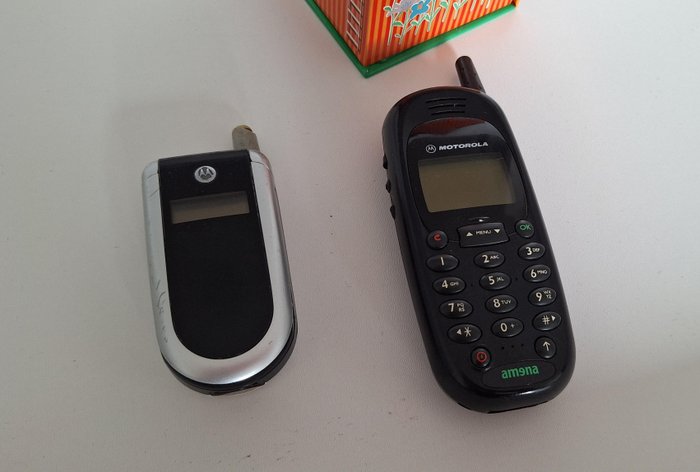 Motorola CD930 y  V180 - Telefon mobil