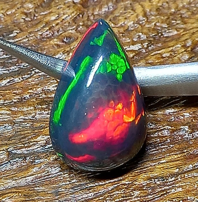 Äthiopischer schwarzer Opal-Cabochon. 4,60 Karat. Birnenförmiger Cabochon. - Höhe: 16.5 mm - Breite: 10.5 mm- 0.92 g