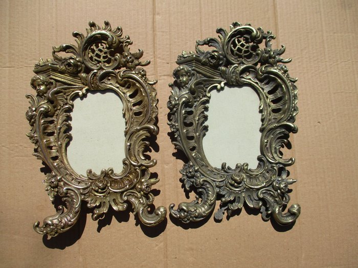 Picture frame (2)  - Bronze. Pair of Louis XV Rocaille Style. Late 19th century