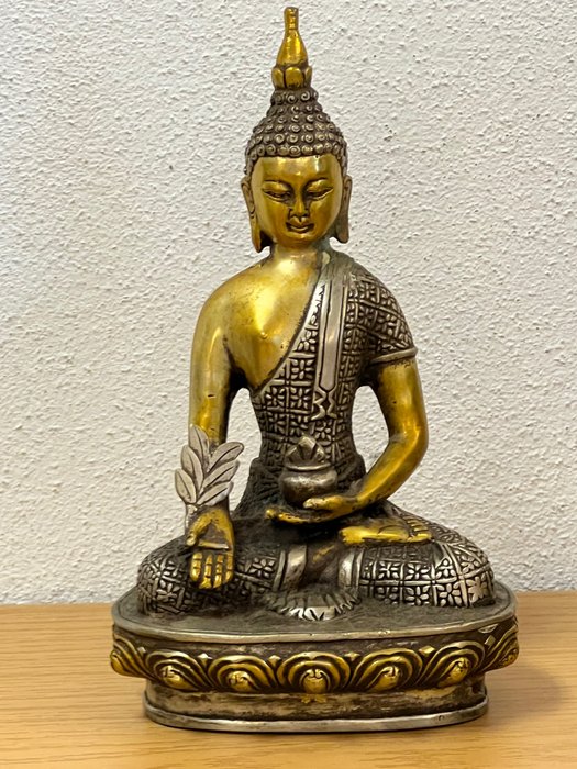 Antiker wunderschöner Bronze Shakyamuni Medizin Buddha 19 cm - Bronz (ezüstözött) - Nepál