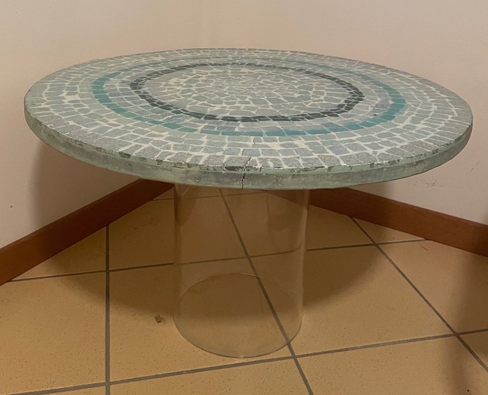 中心桌 - 火山熔岩 - 透明有机玻璃支撑上的马赛克瓷砖