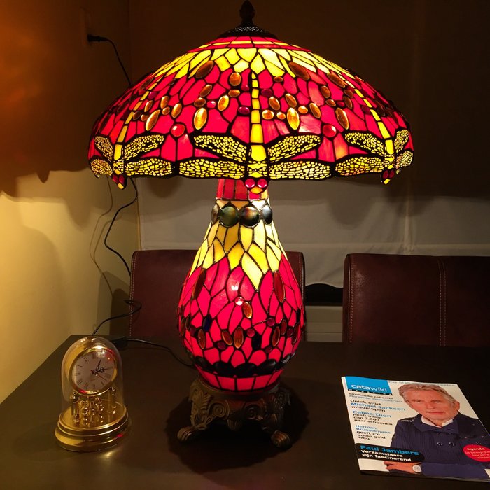 XXL Tiffany tafellamp Studio stijl "RED DRAGONFLY" lamp met drie lichtpunten Ø 46x62cm! - 台灯 - 玻璃（彩色玻璃）