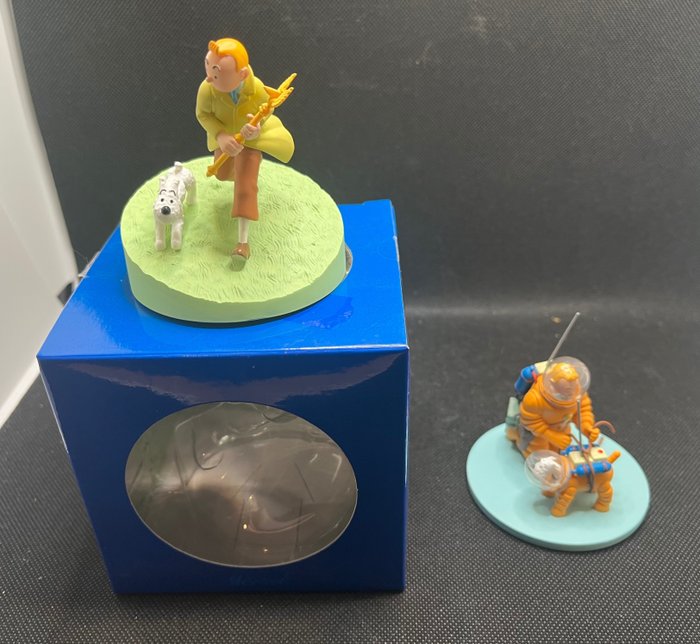 Tintin - Ensemble de 2 scènes-cube Moulinsart - Tintin et Milou cosmonautes + Tintin sceptre - 2 figurine