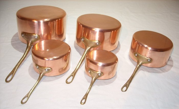 Een fraaie set van 5 Franse pannen - Pan - copper, brass