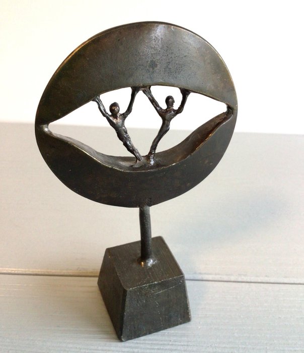 Corry Ammerlaan - Artihove - sculptuur, “ Door het oog van de wereld “ - 12 cm - Legering