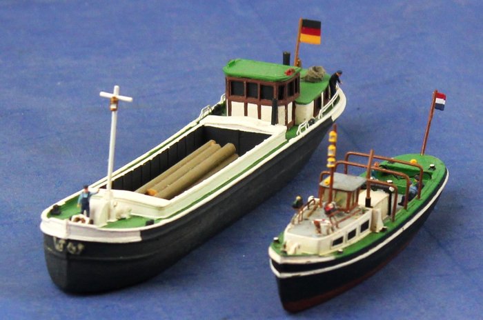 Artitec N - 58.102, 316.25 - Modellbahnlandschaft (2) - Barkas und Luxusmotorschiff 120 Tonnen
