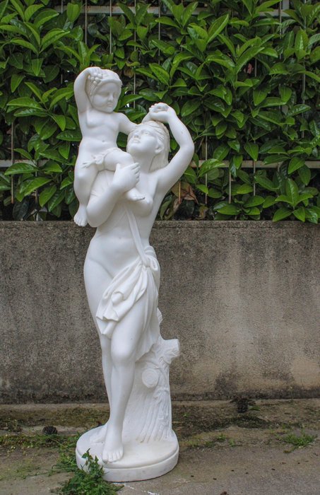 雕刻, Graziosa dama classica con fanciullo - 130 cm - 白色大理石雕像