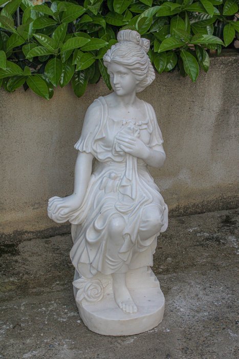 Sculptură, "Giovane fanciulla seduta" - 100 cm - Marmură statuară albă