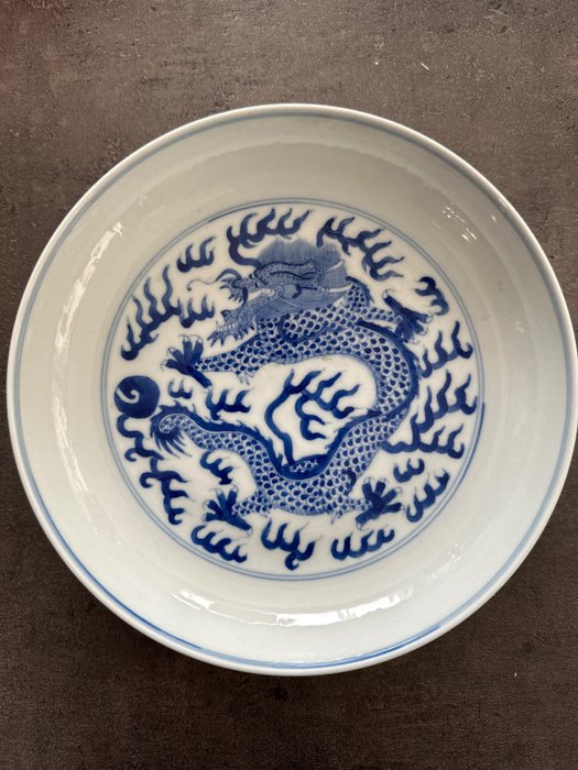 Talerz ze wzorem smoka - Porcelana - Chiny - XX wiek