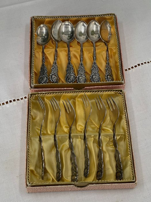 Set tacâmuri (12) - Set de tacâmuri: 6 linguri de argint (90 de argint) și 6 furculițe de argint (100 de argint) - Argint