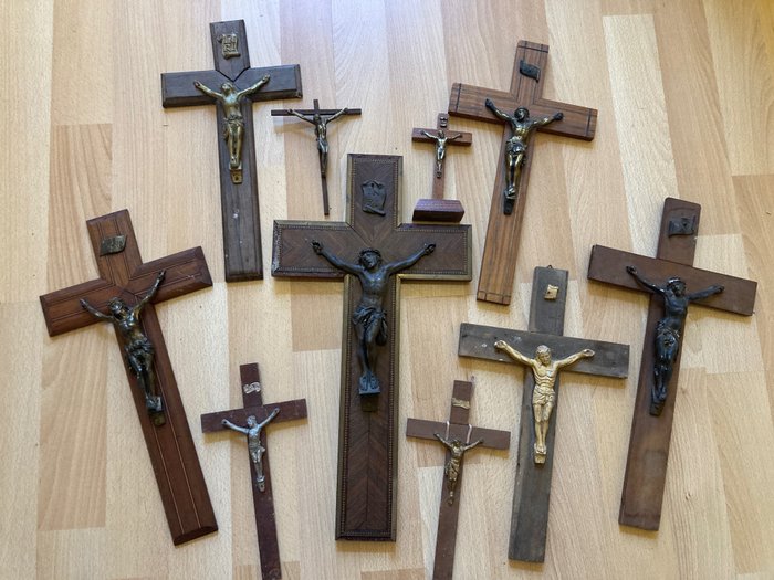 Crucifix (10) - Bois, Bronze, Étain, Plâtre - 1950-1960