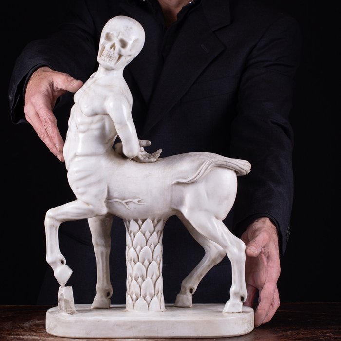 Statue, Centauro Skeleton - 504 mm - Weißer Carrara-Marmor – Anfang des 20. Jahrhunderts – seltenes Bild