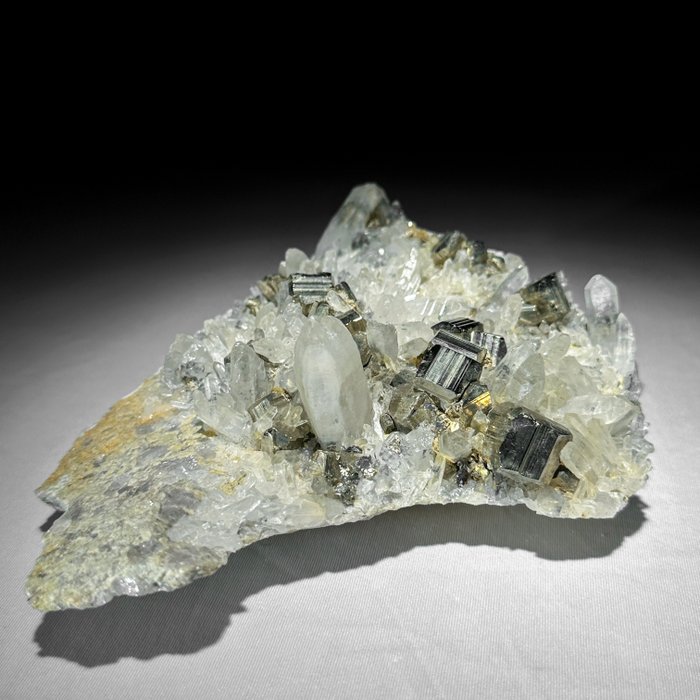 Pyrite Groupe de cristal - Hauteur : 11 cm - Largeur : 15 cm- 1400 g