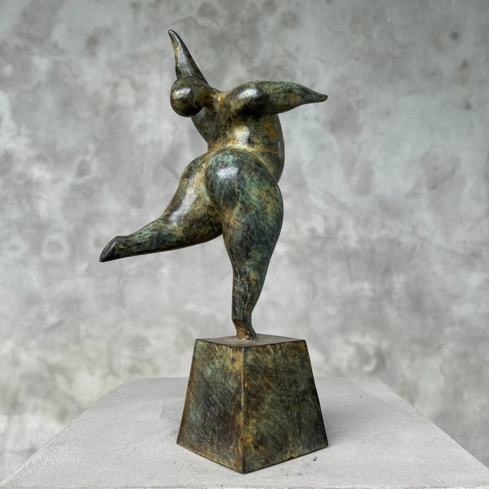 雕刻, NO RESERVE PRICE - Voluptuous Dancing Lady Statue - Patinated - Bronze - 26 cm - 青銅色